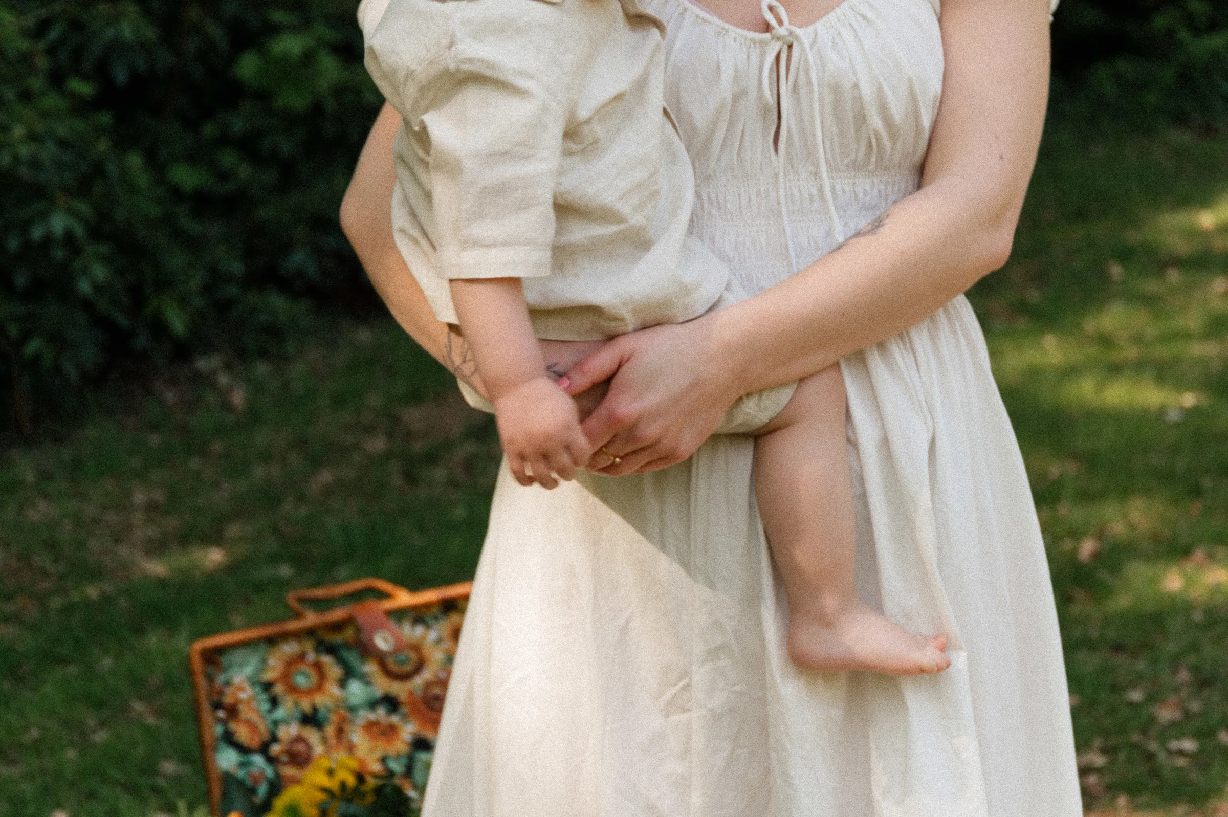 mom carrying todler on hip